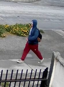 Impactante: sujeto abordó a mujer y forcejeó para darle besos en la vía pública