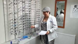 Óptica comunal ofrece módicos precios: van desde los $20 mil con entrega en tres días