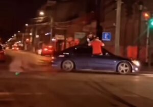 Jóvenes protagonizan peligroso acto en pleno centro