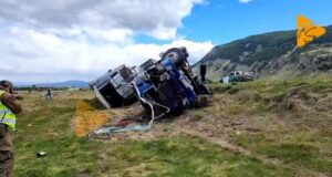 Conductor lesionado tras volcar camión en Cruce Dorotea