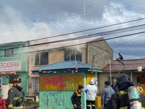 Tres adultos damnificados en incendio que destruyó su vivienda