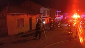Tres damnificados en incendio que destruyó vivienda