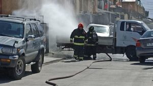 Camión arrasó con medidor de gas y auto luego de desengancharse de patio