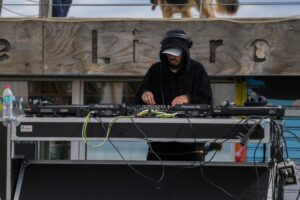 La música electrónica se tomó la Costanera: asistentes bailaron al ritmo de los DJs