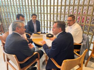 Alcalde se reúne con ministro de Hacienda para solicitar apoyo económico para sistema educativo