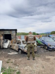 Incendio destruyó un auto y una mediagua