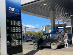 Bencina de 93 octanos cayó hasta $1.348 tras baja de 10 pesos decretada por ENAP