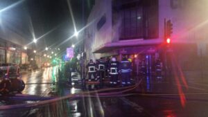 Incedio en tienda Corona movilizó a seis compañías de Bomberos