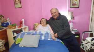 “El amor se manifiesta de muchas maneras y cuidar a mi mamá es una de ellas. Me siento cansado, pero no arrepentido”