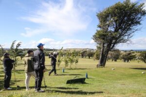 Golfistas que participan en “Abierto de Magallanes” desafiaron jugar con viento magallánico