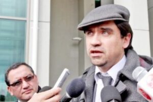 Formalizan a sujeto que fue descubierto con rifle de airsoft y municiones