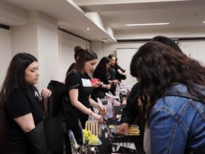 Con ofertas y precios mayoristas culminó masiva venta de maquillaje