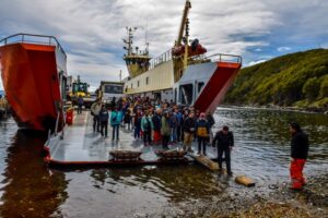 Ferry Yaghan se trasladará a Puerto Toro con 40 mil litros de agua