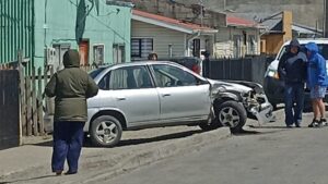 Conductor ebrio chocó dos autos estacionados