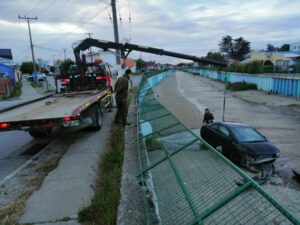 Chofer se fuga tras caer en su auto al Río de Las Minas