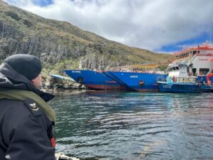 Armada rescató a tripulación tras varada de barcaza