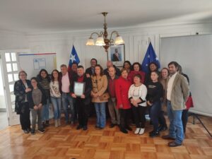 Entregan premio regional de Artes y Cultura a escritor magallánico Pavel Oyarzún