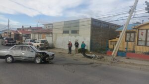 Choque contra poste terminó con dos heridos