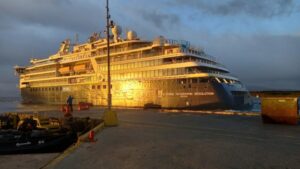 Crucero “NatGeo Resolution” recaló en Natales