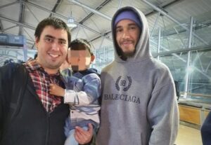 Campeón de F1, Lewis Hamilton, llegó a Punta Arenas para recibir el 2023 en la Antártica