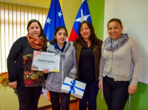 Luego de triunfar “Magallanes en 100 Palabras”: estudiante de Puerto Toro recibe reconocimiento de Delegación Antártica Chilena