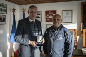 Embajador de Francia en Chile visitó Quinta Compañía de Bomberos