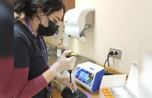 Hospitales de la Red Asistencial podrán analizar virus respiratorios con resultado en solo 20 minutos
