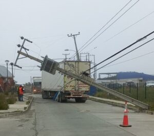 Camión derribó tres postes de energía eléctrica en Barranco Amarillo