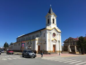 Sacerdotes salesianos se retiran de Natales: parroquia queda en manos del Obispado y el colegio a cargo de laicos