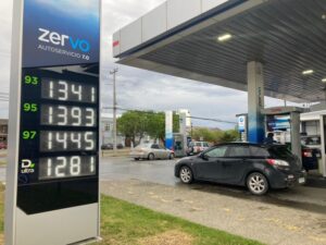 Precios mayoristas de combustibles caen hoy casi 10 pesos
