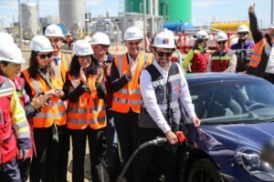 Altas autoridades públicas y privadas de nivel nacional e internacional participaron en la primera carga de e-combustible