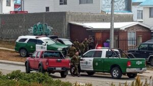 Sujeto fue detenido en persecución policial: tenía prohibido conducir