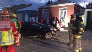 Conductor chocó auto estacionado y terminó con lesiones