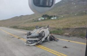 Vehículo argentino quedó en medio de la ruta tras volcar