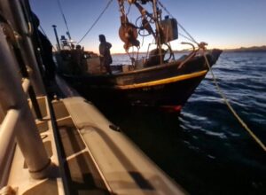 Rescatan a dos tripulantes de lancha pesquera que quedaron a la deriva