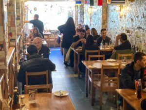 Turistas flotantes repuntan atenciones en restaurantes locales
