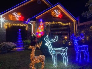 Magallánicos que se atrevieron a adornar sus casas con motivos navideños en tiempos de crisis económica