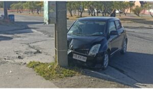 Colisión terminó con auto estrellado contra poste