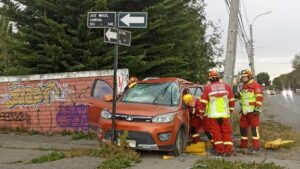 Conductora se estrelló contra poste en Av. España