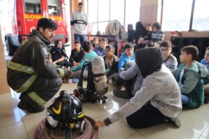 Niños y niñas de las “Colonias de Verano” conocieron de cerca el trabajo de Bomberos