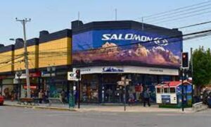 Sentencian a joven por millonario robo en tienda de ropa