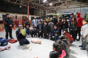 30 niños y niñas aprenden a ser bomberos en escuela de verano