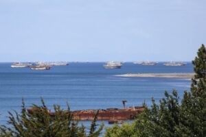 Más de 260 naves calamareras cruzarán por el Estrecho de Magallanes hasta marzo próximo