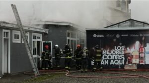 Incendio afectó local comercial en Avenida Bulnes