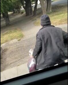 Viral: mujer con problemas de salud mental generó molestias en un microbus