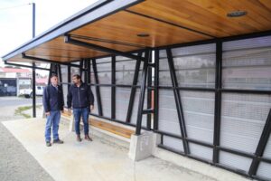 Municipio entrega 13 nuevos paraderos construidos con “Fondos Espejo del Transantiago”