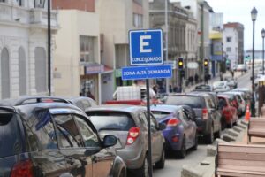 Automovilistas ya pagan nueva tarifa de estacionamientos