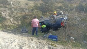 Una persona lesionada tras volcar su vehículo