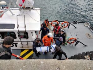 Personal de la Armada rescata a un hombre que sufrió hipotermia mientras nadaba en el Estrecho de Magallanes