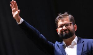 Oficialismo reacciona ante fuerte desaprobación de Boric